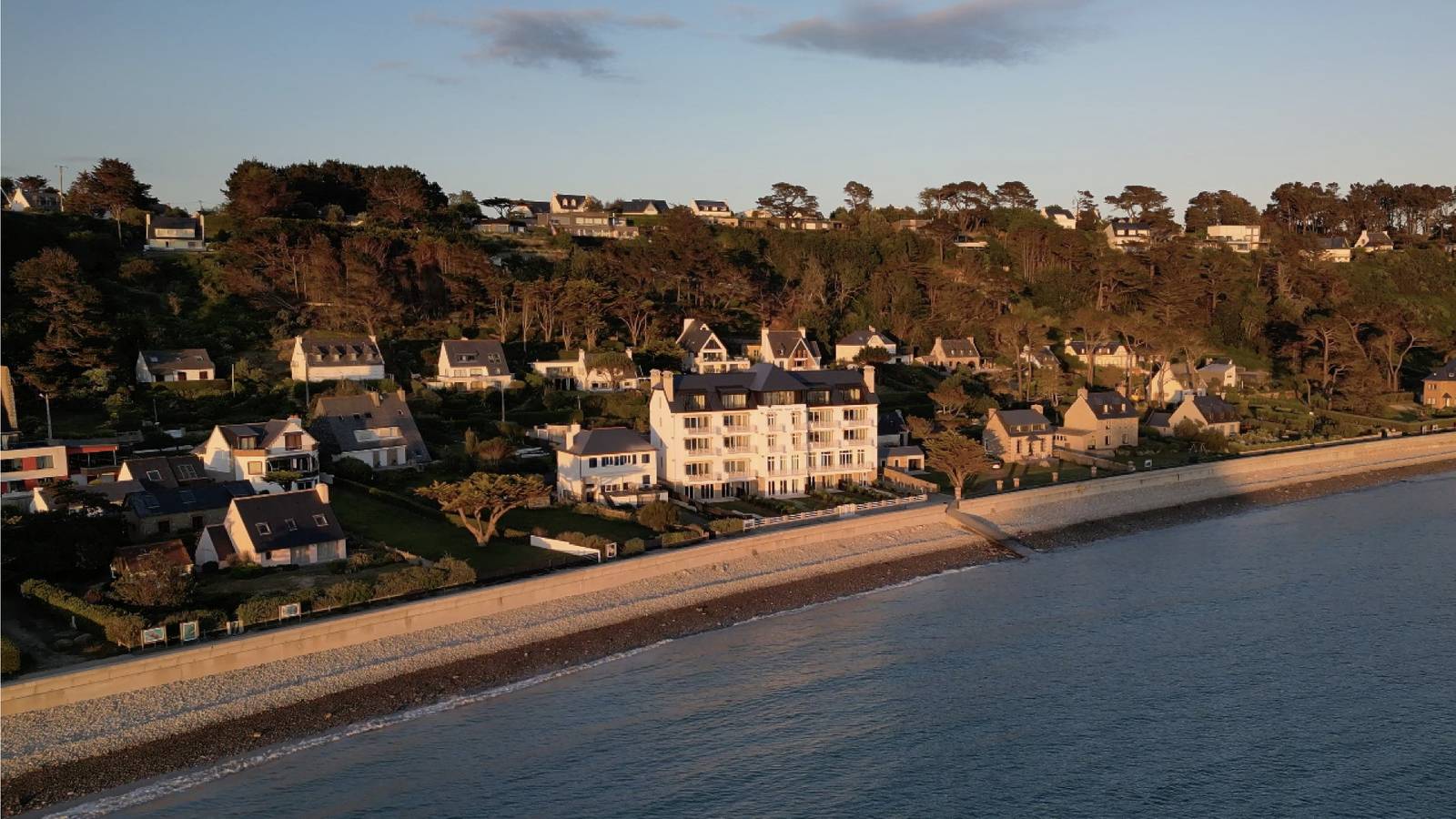 Entire apartment, Le castel T2 · T2 Luxury Apartment with Sea View a in Trébeurden, Pink Granite Coast