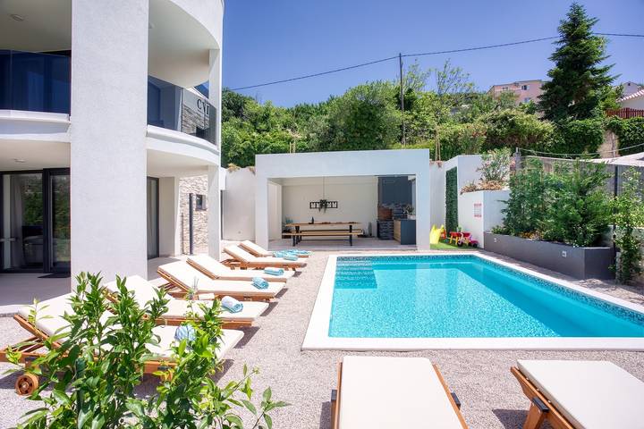 Das Villa Cvita ist eine moderne Villa mit 5 Schlafzimmern, einem Whirlpool, einem Fitnessstudio und einer finnischen Sauna, einem beheizten Pool und einer atemberaubenden Aussicht in Klis, Split-Dalmatien