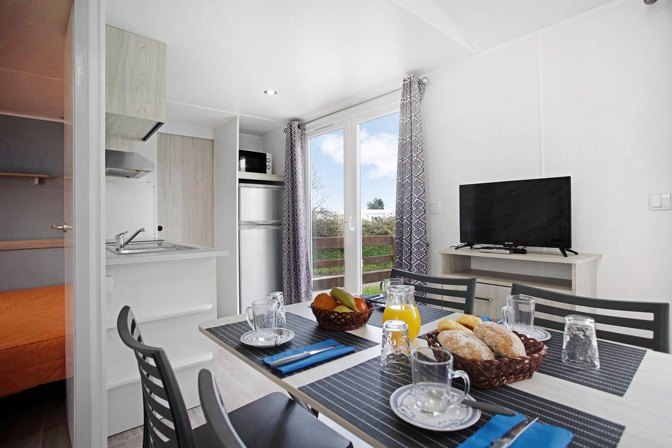 Chalet 'Bungalow T2 I I- 15 Min. von Nazaré' mit Gemeinschaftspool und privater Terrasse in Leiria District