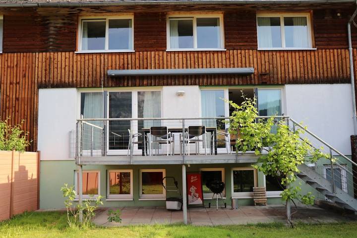 Ferienhaus für 8 Personen, mit Balkon/Terrasse und Terrasse sowie Garten und Ausblick in Bizau