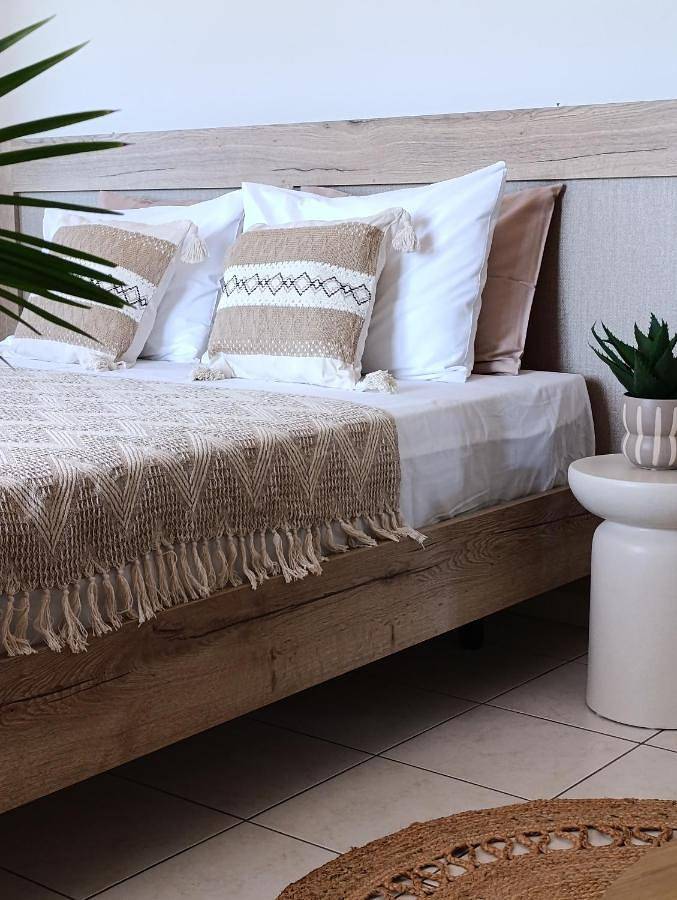 Gîte pour 2 personnes, avec jardin et vue dans Finikas