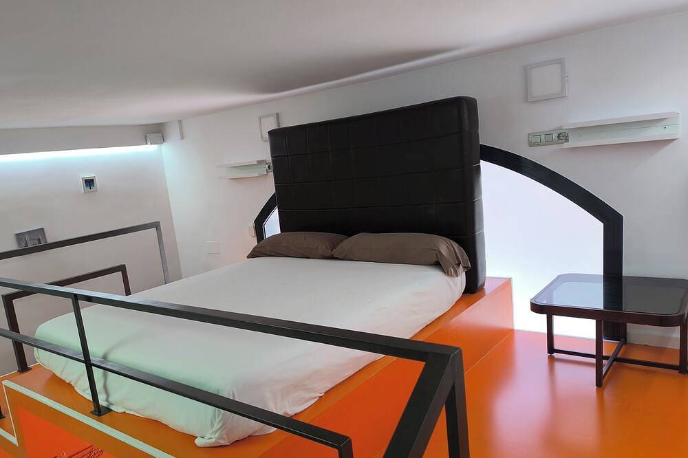 Apartamento entero, La Casa del Mamut: Aeropuerto, ciudad, playa y trabajo, todo conectado 24 horas. in Viladecans, Bajo Llobregat