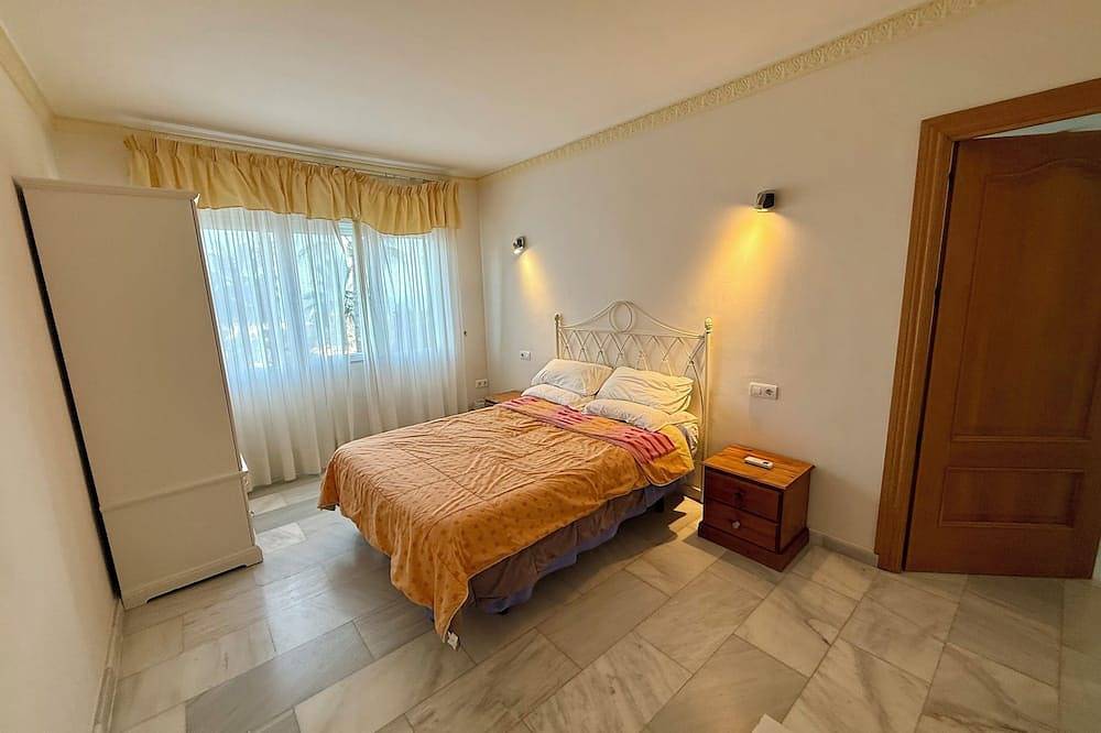 Villa d'exception proche plage, vue panoramique, piscine chauffée, jacuzzi, wifi in El Pinar Torremolinos, Torremolinos