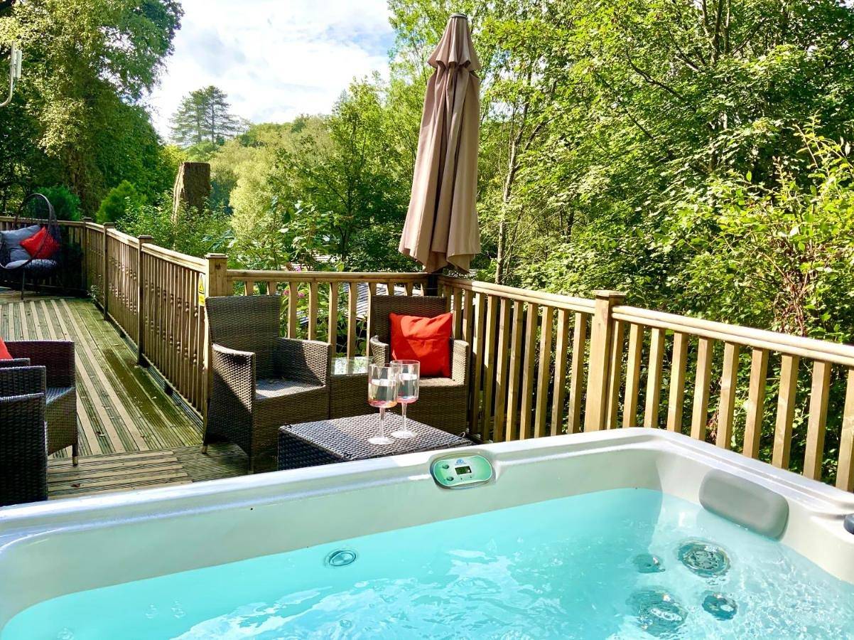 Mistletoe One Luxury Lodge with Hot Tub Windermere in White Cross Bay, Lake District