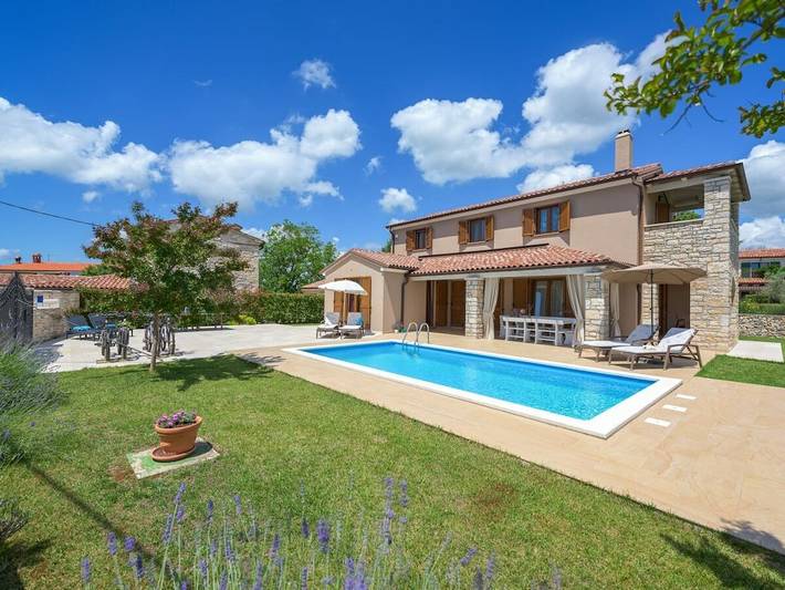 Location de vacances pour 8 personnes, avec Balcon et Terrasse ainsi que Jardin et Piscine à Tinjan