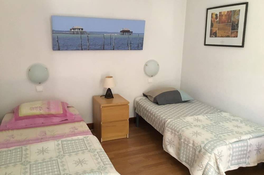 Country house with large garden and swimming pool, 12km from beach and lake in Naujac-sur-Mer, Lesparre-Médoc region