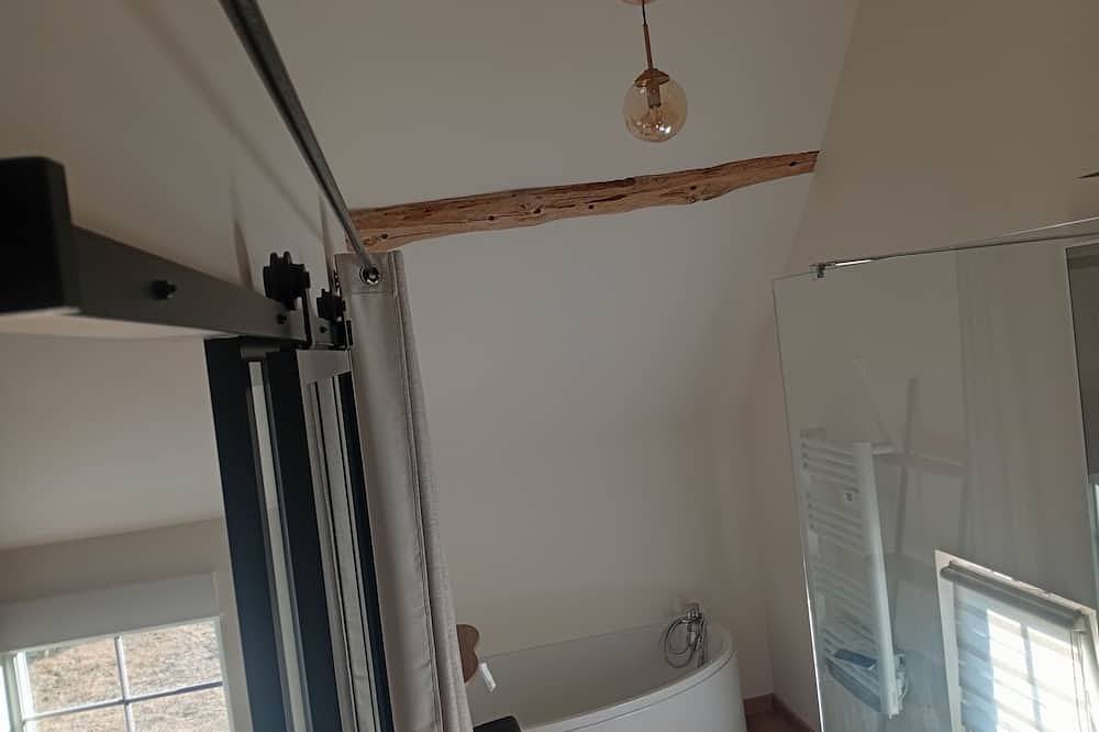 Petite maison autonome rénovée à neuf avec courette et place de parking sécurisé in Beaumont-le-Roger, Région de Bernay