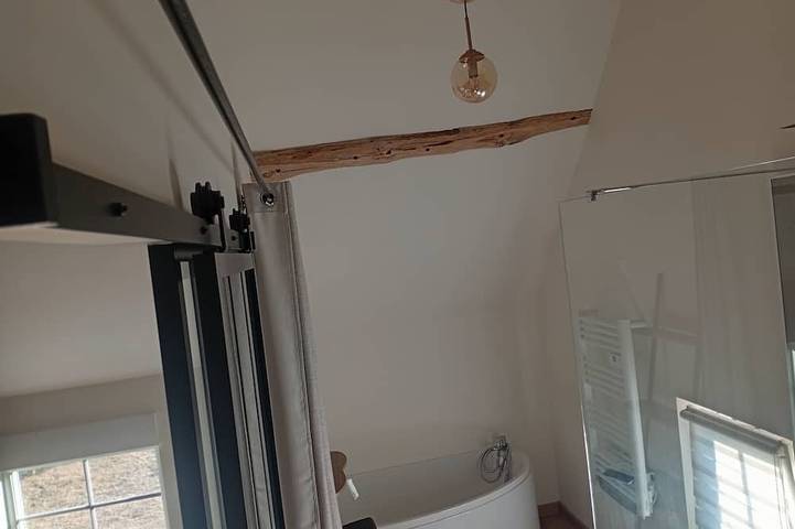 Small, self-contained house, completely renovated, with a small courtyard and a secure parking space in Beaumont-le-Roger, Región de Bernay