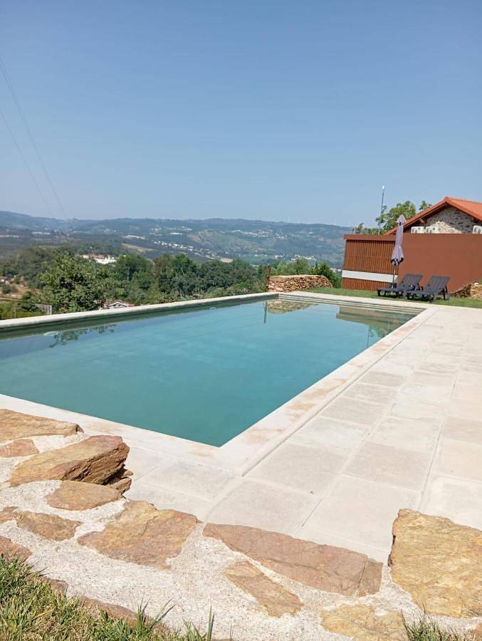 Casa de férias para 8 pessoas, com piscina e vista e ainda jardim em Mondim de Basto