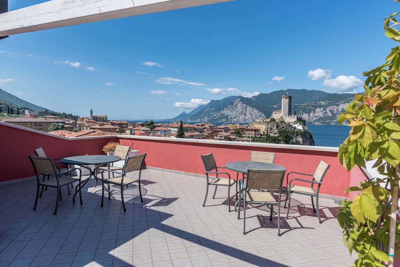 Ganze Wohnung, Studio 2 in "Residence la Pergola" mit Balkon, Pool und Wlan; Parkplatz verfügbar in Malcesine, Gardasee-Berge