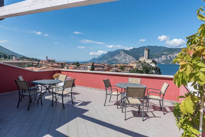 Appartamento intero, Monolocale 2 in "Residence la Pergola" con balcone, piscina e Wi-Fi; parcheggio disponibile in spiaggia Malcesine (Malcesine), Malcesine
