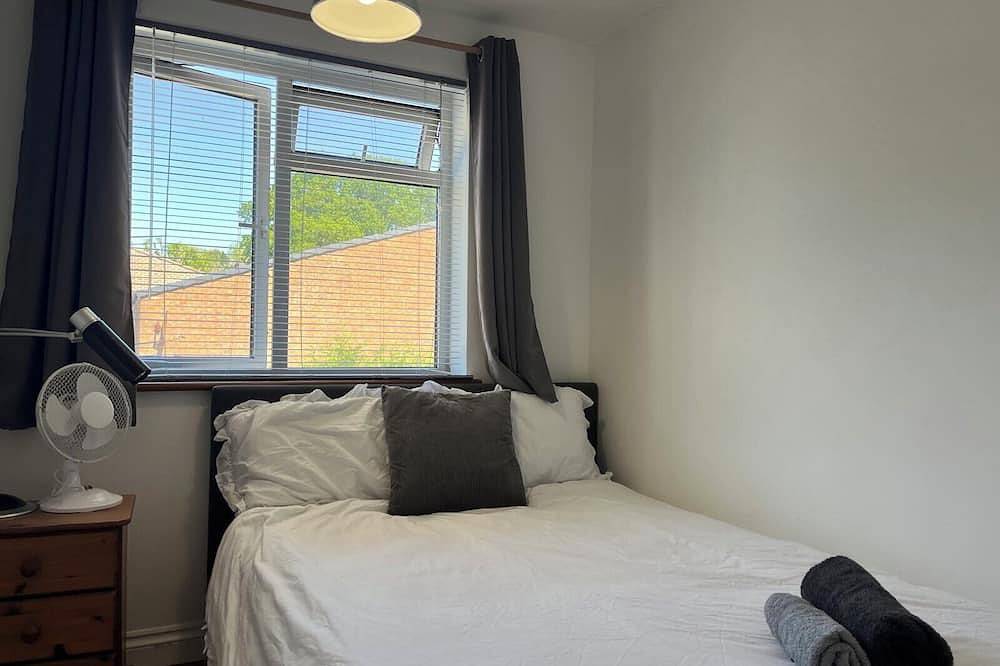 Spacious 6-bedroom house - 12 min from Gatwick in Crawley, West Sussex