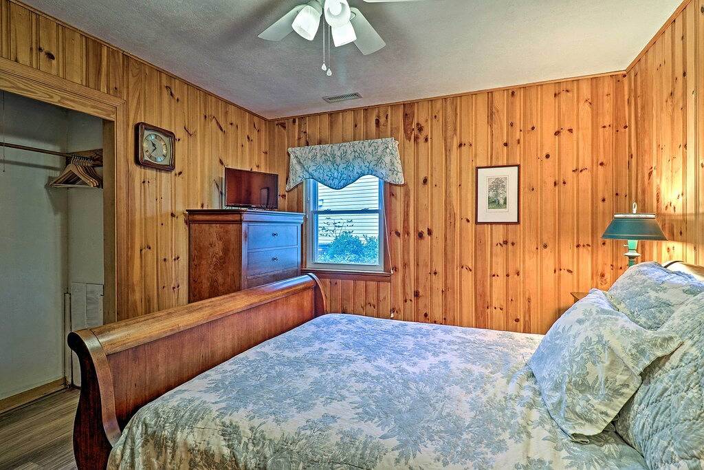 Ganze Wohnung, Serene Lake Junaluska Gem: Deck & Mountain Views in Lake Junaluska, Cataloochee Valley