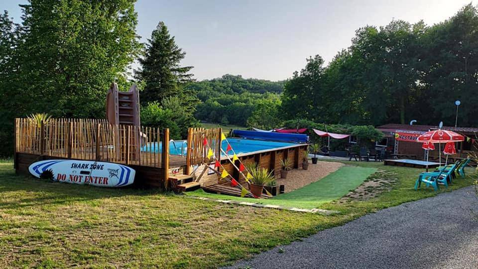Camping La Perle in Saint-Médard-la-Rochette, Région d'Aubussargues