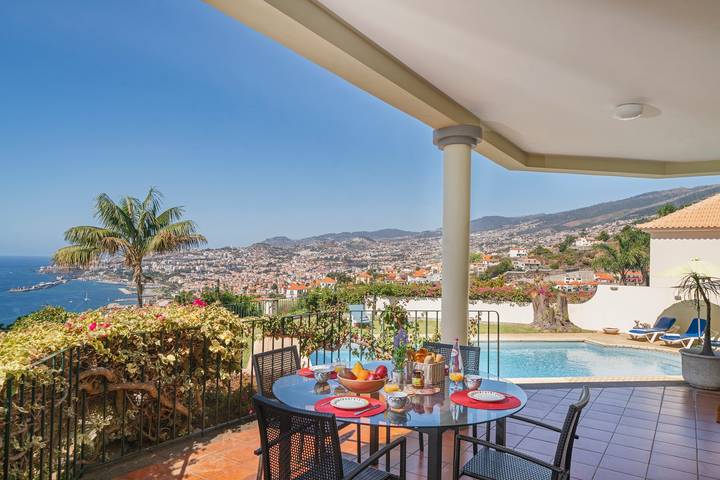 Location de vacances pour 8 personnes, avec Balcon ainsi que Terrasse et Jardin à São Gonçalo