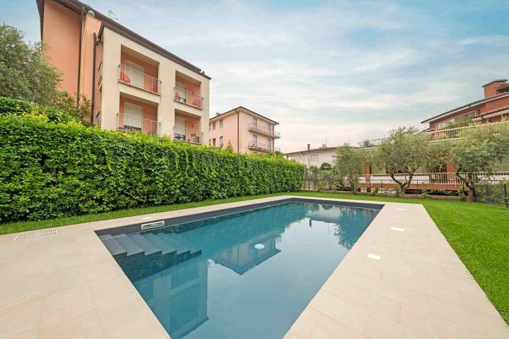 Vakantieappartement voor 3 personen, with zwembad and balkon/terras as well as balkon in Garda