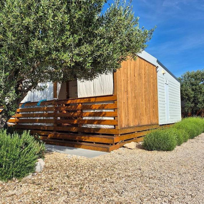 Camping pour 5 personnes, avec jardin à Tisno