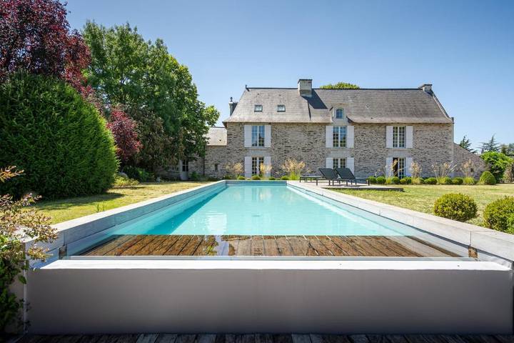Location de vacances pour 12 personnes, avec vue ainsi que piscine et jardin à Saint-Jean-des-Mauvrets