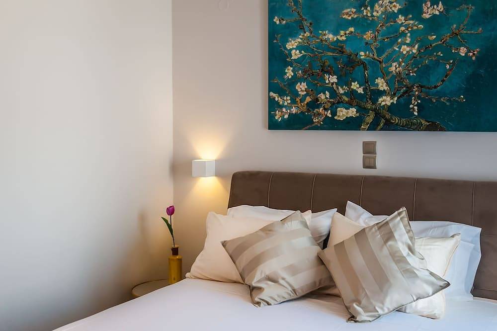 Entire apartment, A sea view suite in Pollonia, Milos