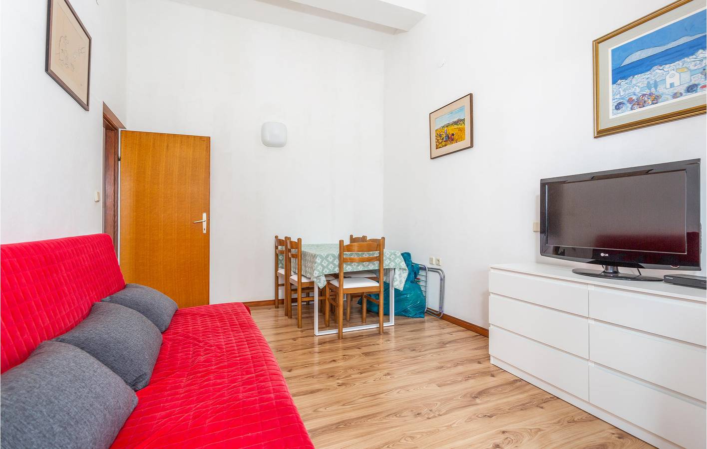 Ganze Ferienwohnung, Gemütliches Apartment mit Terrasse, WLAN, Parkplatz und Strandzugang in der Nähe in Pinezici, Krk