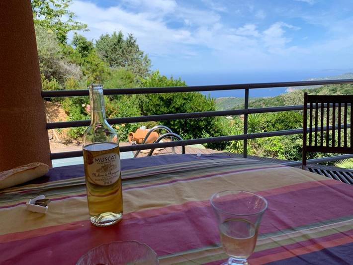 Location de vacances pour 6 personnes, avec Balcon et Terrasse ainsi que Jardin et Piscine à Villanova