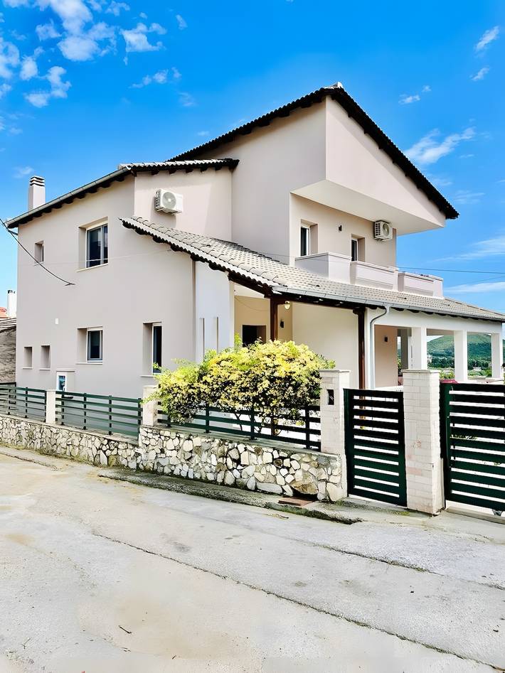 Villa Violetta: Casa de campo con vistas a la montaña, balcón privado y jardín in Eleftheroupoli, Kavala region