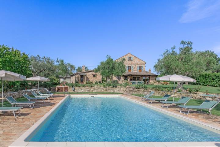 Ferienhaus für 14 Personen, mit Terrasse und Garten sowie Pool in Fermo