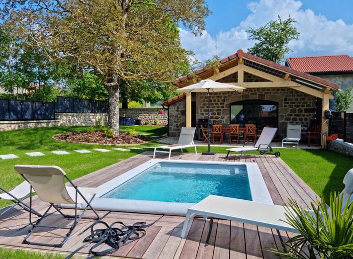 Gîte pour 6 personnes, avec terrasse et piscine ainsi que jardin et jacuzzi
