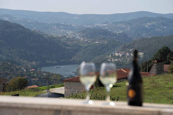 Gîte pour 4 personnes, avec jardin et jacuzzi dans São Lourenço do Douro