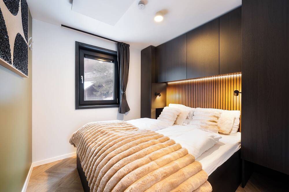 Entdecken Sie die Stanzertal Cabin auf dem Camping Arlberg, eine moderne, haustierfreundliche nachhaltige Unterkunft mit Blick auf die Alpen. Komfort, Natur und Stil vereinen sich zu einem unvergesslichen Urlaub, geeignet für jede Jahreszeit. in Lechtaler Alpen, Pettneu am Arlberg