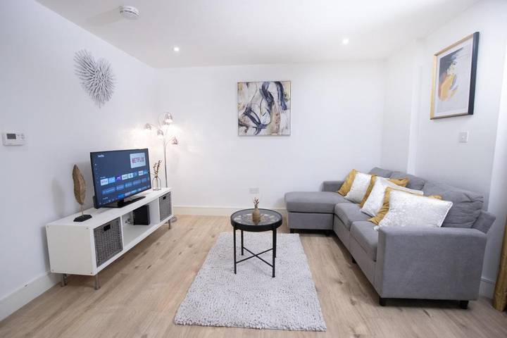 Apartment for 4 people, with Balcony and Terrace as well as View in Luton