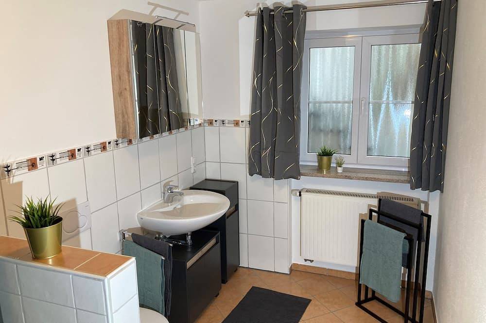 Ganze Wohnung, Ferienwohnung mit Terrasse, neu 2022, Legoland usw. in Kürze erreichbar in Kirchheim in Schwaben, Bayerisch Schwaben