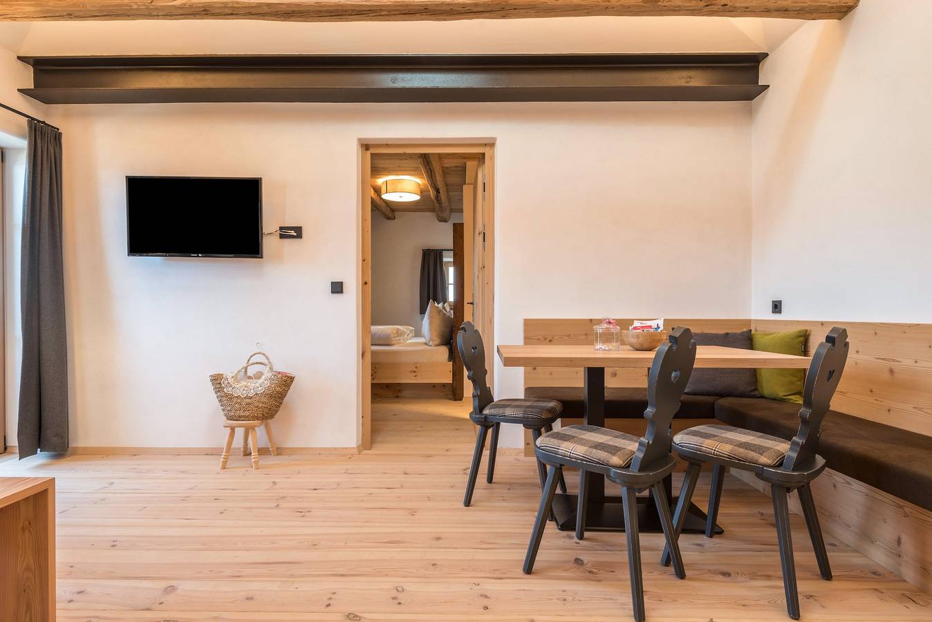 Appartamento intero, Appartamento di vacanza "Hatzeshof-Heustadel" con vista sulle montagne, Wi-Fi, balcone e giardino in Ceves - Tschöfas, Laion