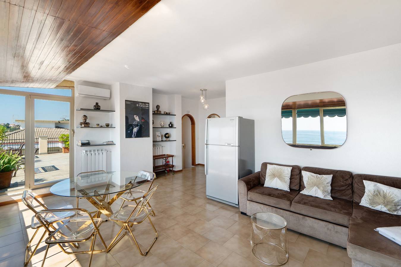 Ganze Wohnung, Ferienwohnung 'Riviera Mare' mit Meerblick, privater Terrasse und Wlan in Varazze (Stadt), Varazze