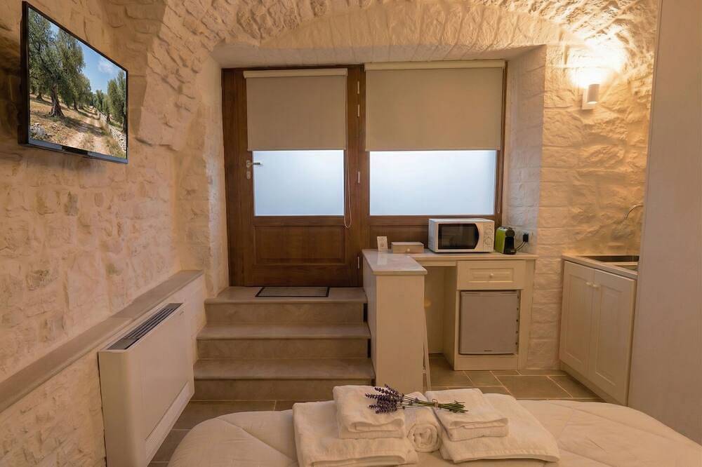 Arcobaleno - Campanile Inn; Comfortable room in historic building in Locorotondo in Locorotondo, Bari Province