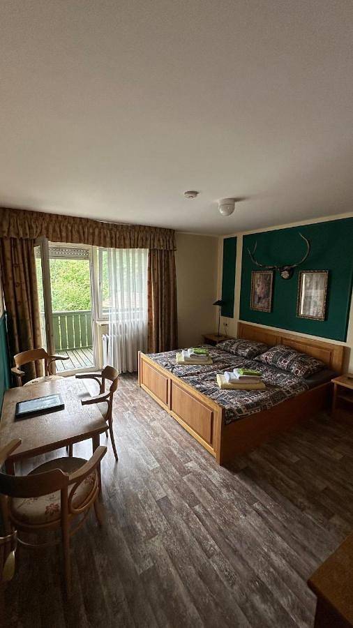 Ferienwohnung für 4 Personen, mit Balkon und Terrasse sowie Garten und Pool in Grafenwiesen