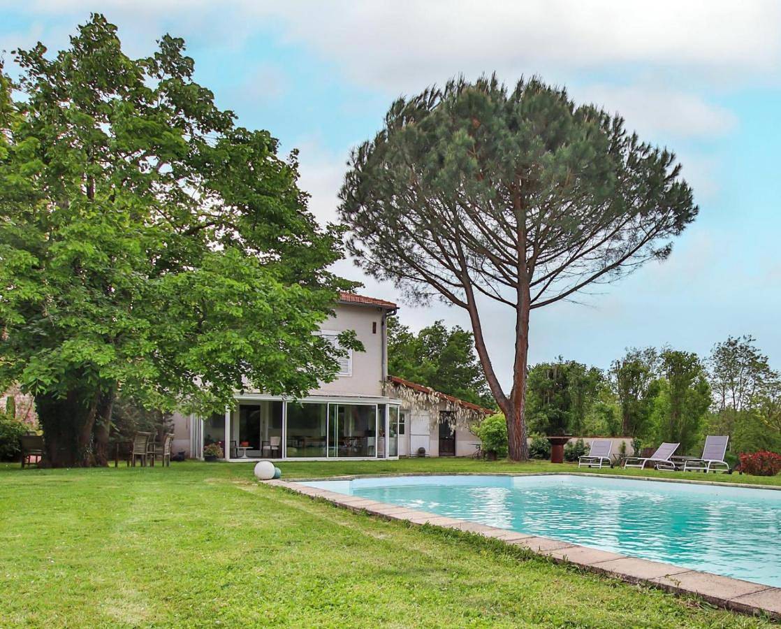 Domaine d'Aromm - Chambres d'hotes & gites - Piscine, Jacuzzi, Etangs & Animaux - Au calme in Ouches, Région de Roanne
