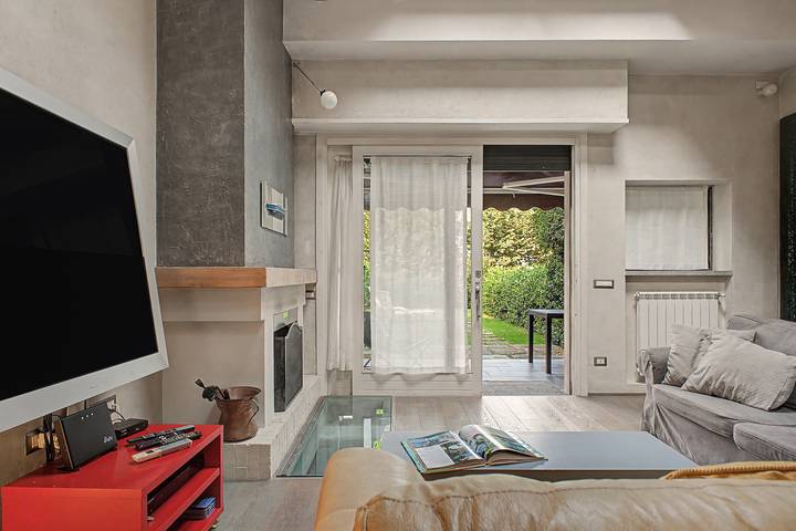 Hel lejlighed, Apartment 'Loft Hermitage  Lake View  Private' with Mountain View, Shared Pool and Wi-Fi in Spiaggia Punta Molino, Porto Valtravaglia