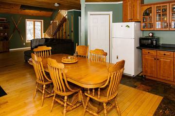 Cabin Rentals And Lodges for 6 Guests in Algonquin Provincial Park, Ontario, Picture 2