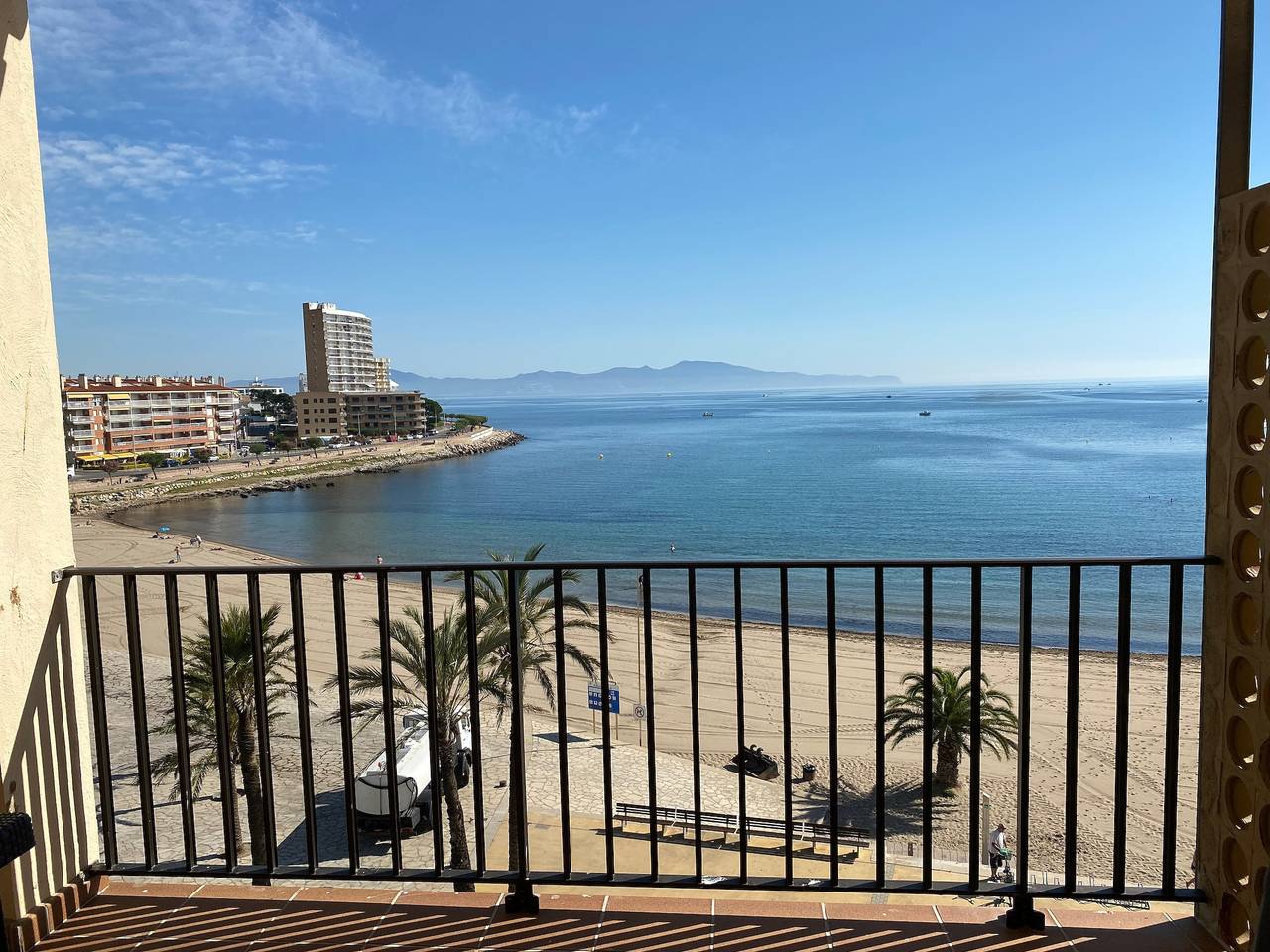 Entire apartment, Apartment 'Riells Platja II Sea View' with Sea Views, Wi-Fi & Air Conditioning in l'Escala, Upper Empordà