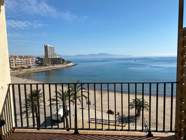 Entire apartment, Apartment 'Riells Platja II Sea View' with Sea Views, Wi-Fi & Air Conditioning in l'Escala, Upper Empordà