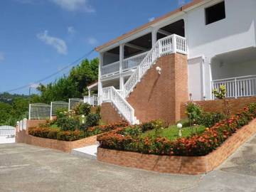 Gîte pour 4 personnes, avec terrasse à Saint-Esprit (homonymie)