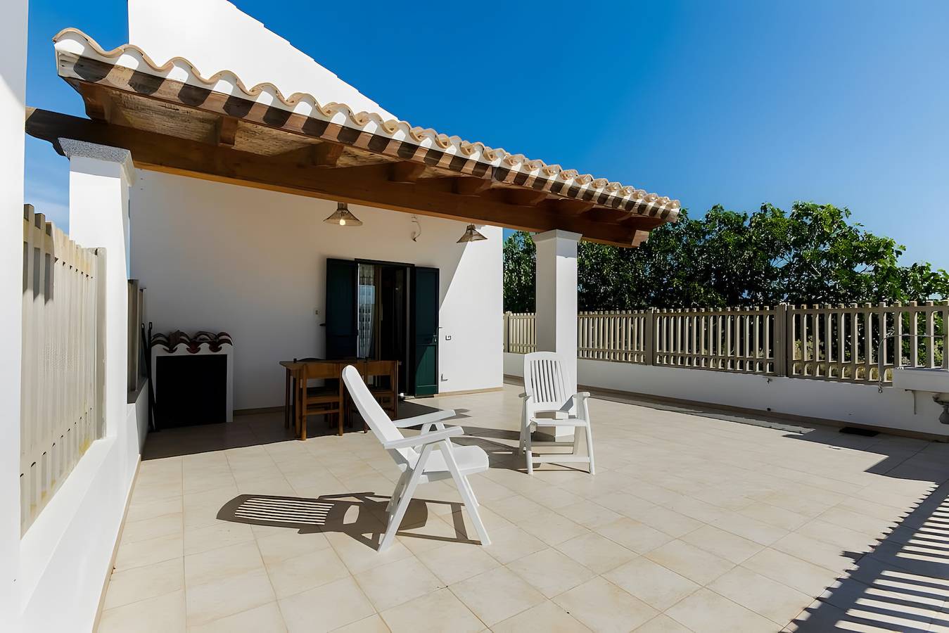 Apartamento entero, Apartamento 'Spiaggia E Relax' con terraza privada, jardín y aire acondicionado in Calasetta, Isla de Sant'Antioco