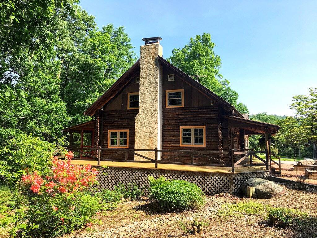 Gemütliche Blockhütte im Wald mit Blick auf den Bach in Lancaster County
