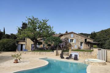Gîte pour 4 personnes, avec terrasse et piscine ainsi que jacuzzi et jardin à Savasse