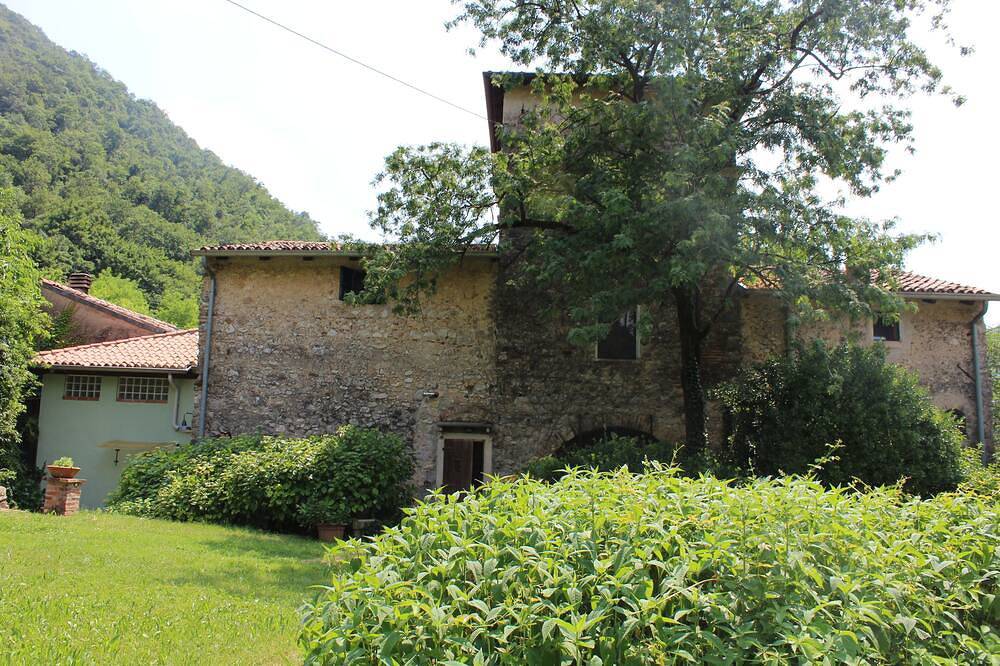 La casa de tres pisos en una corte medieval en Verona in Verona, Provincia de Verona