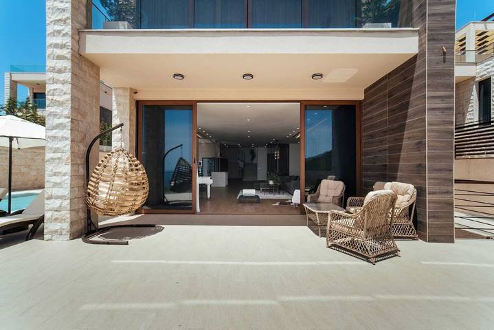 Villa für 8 Personen, mit Balkon/Terrasse und Garten sowie Pool und Sauna in Montenegro - 2