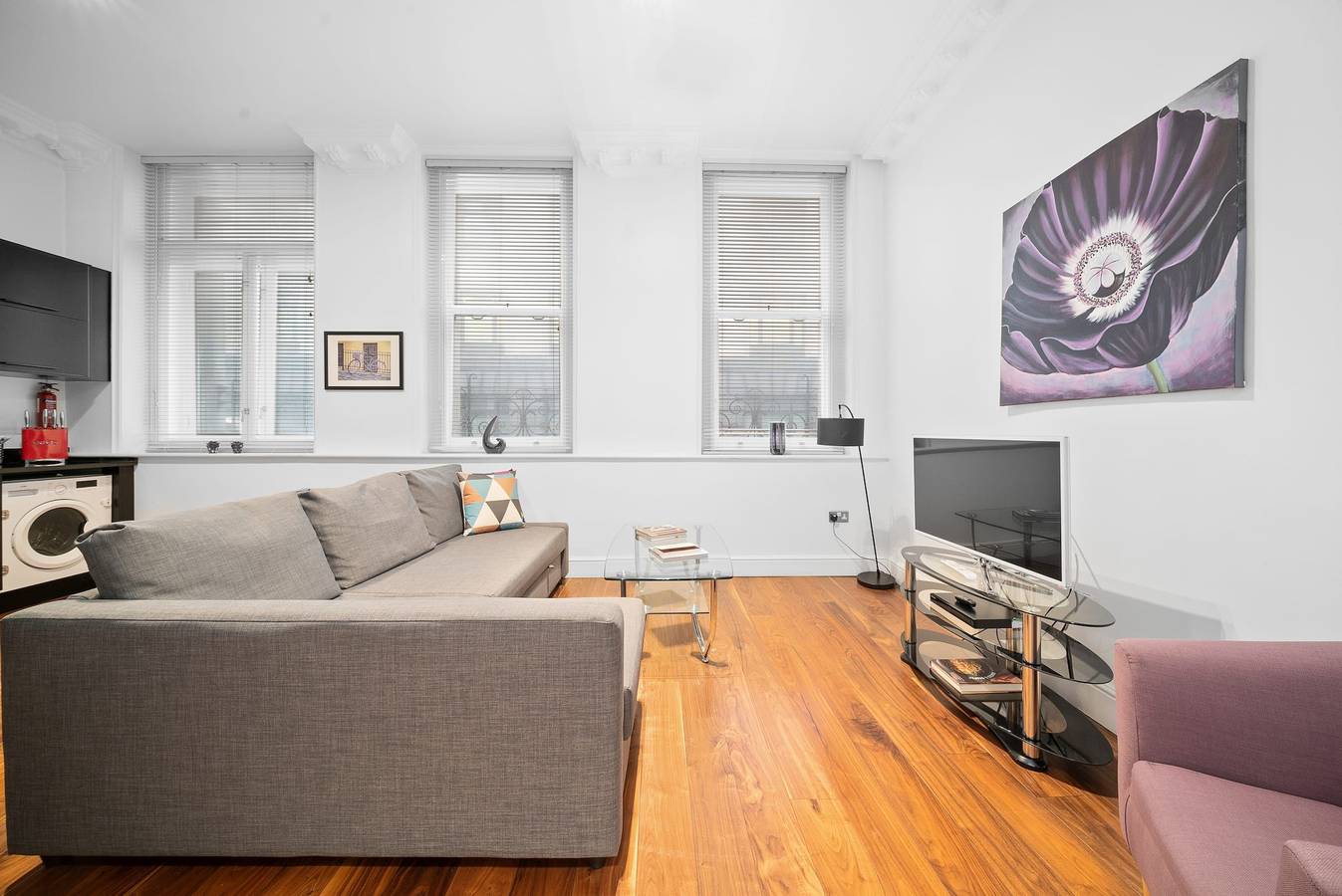 Entire apartment, 1Bg Former Embassy 1Br sleeps 4 with Air Con in Downtown, London
