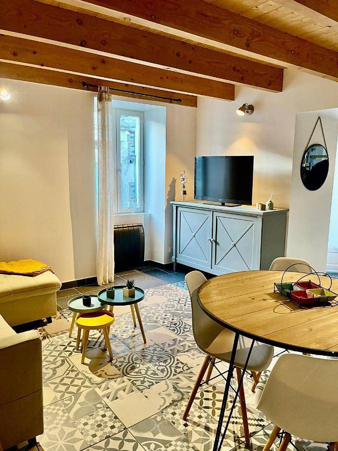 Appartement entier, One-Bedroom Apartment in Alba-la-Romaine, Privas (arrondissement)