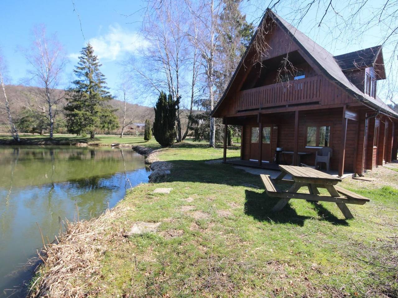 Geräumiges Chalet am Teich im Morvan, Haustiere erlaubt, privater Parkplatz in Gouloux, Naturpark Morvan